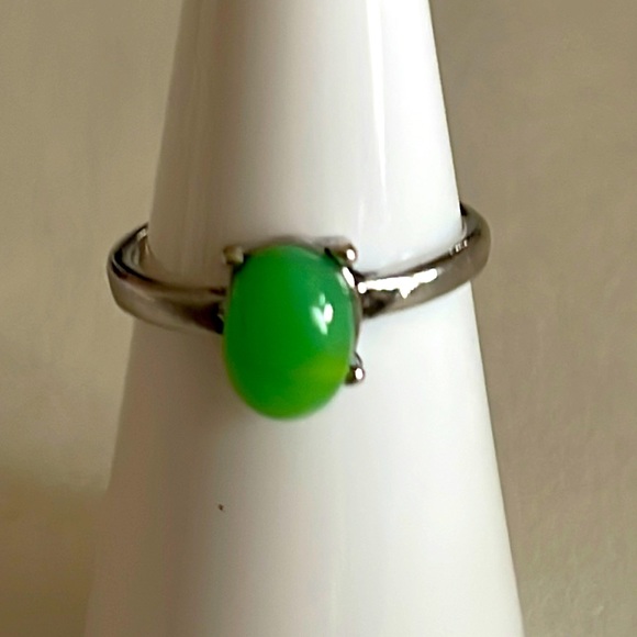 New Woman’s Handmade Native Minimalist Sterling Silver Natural Tsavorite Ring - Picture 4 of 8